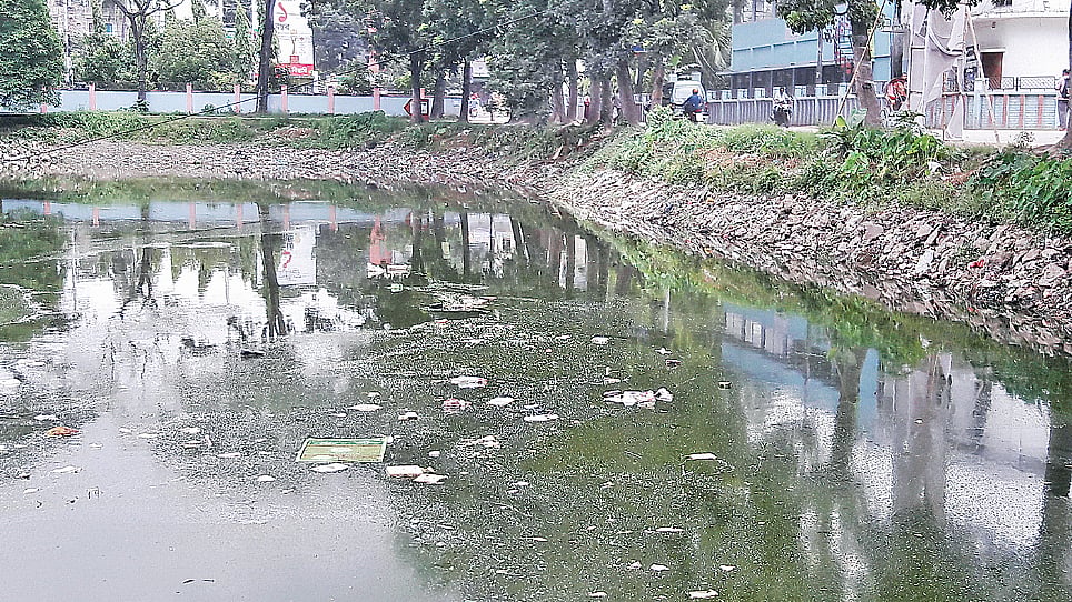 পুকুরের পানি ময়লা-আবর্জনা ও প্লাস্টিকসামগ্রীতে ভরে গেছে। সম্প্রতি তোলা ছবি। প্রথম আলো