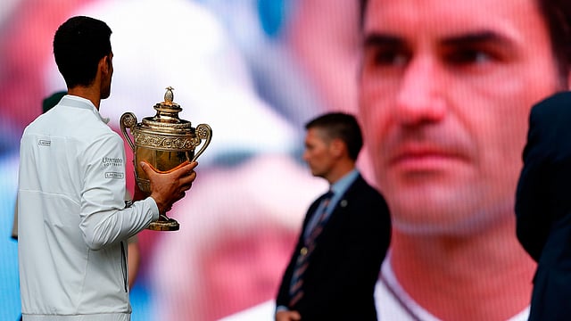 পাঁচ ঘণ্টার মহাকাব্যিক লড়াই শেষে শিরোপা গেল জোকোভিচের কাছেই। একটুর জন্য না পেরে রাজ্যের হতাশায় ডুবেছেন ফেদেরার। ছবি : এএফপি