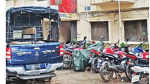 আশুলিয়া থানার ভবন। ঝুঁকিপূর্ণ ভবনটির তিনতলায় রয়েছে কনস্টেবলদের ব্যারাক। প্রথম আলো