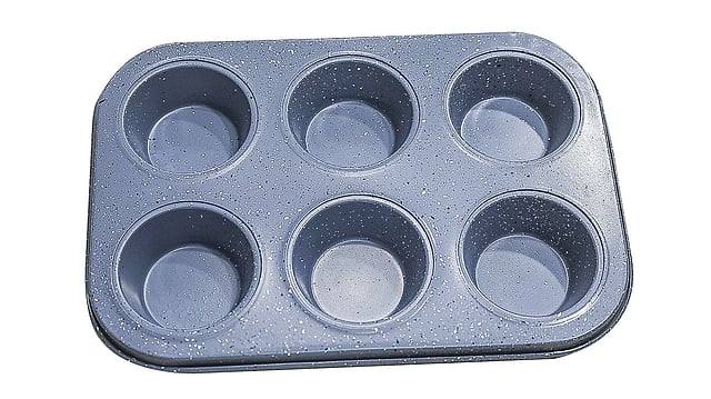 বেকিংয়ের জন্য আছে নানা ছাঁচের মোল্ড। ছবি: নকশা