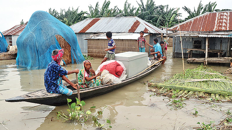 যমুনার দুর্গম চরে পানিবন্দী মানুষ। শেষ সম্বল নিয়ে অজানা ঠিকানায় যাচ্ছেন ফজলু হক ও চিনি বেগম দম্পতি। গতকাল বগুড়ার সারিয়াকান্দির আউচার পাড়া চরে।  ছবি: সোয়েল রানা