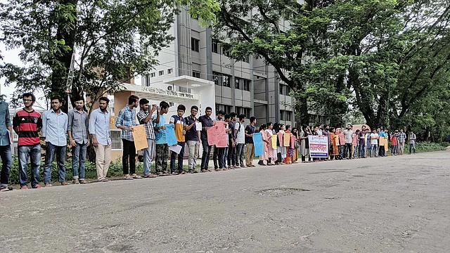 নারী নির্যাতনের বিরুদ্ধে মানববন্ধন