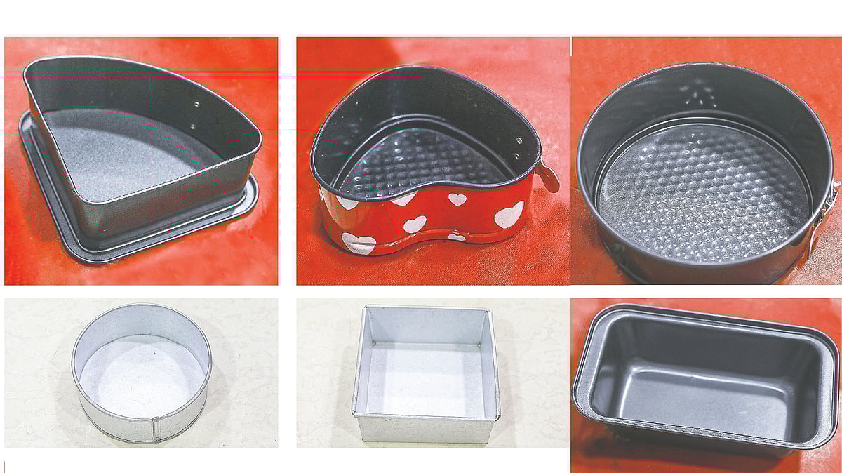 বেকিংয়ের জন্য আছে নানা ছাঁচের মোল্ড। ছবি: নকশা