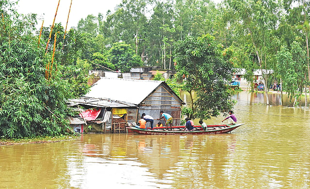 দিনাজপুরেও নিচু এলাকা প্লাবিত হয়েছে। গতকাল বিরলের চক কাঞ্চনপুর এলাকায়।