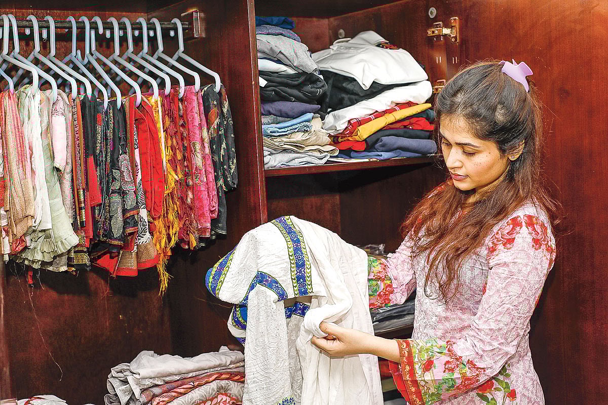 বৃিষ্টর িদনে কাপড়ে চাই একটু বাড়তি যত্ন। মডেল: ধরিত্রী, ছবি: খালেদ সরকার