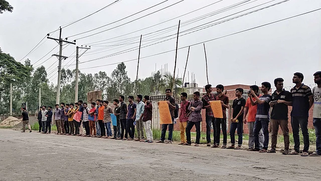 নারী নির্যাতনের বিরুদ্ধে মানববন্ধন