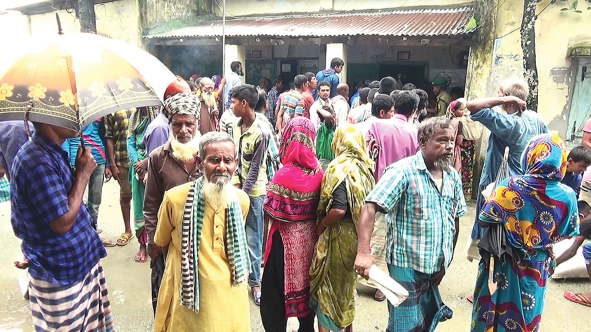নীলফামারীতে বন্যা পরিস্থিতির কিছুটা উন্নতি হলেও ভোগান্তি কমেনি দুর্গত ব্যক্তিদের। গতকাল সকালে ডিমলা উপজেলার পূর্ব ছাতনাই ইউপি কার্যালয় চত্বরে ত্রাণের জন্য অপেক্ষা। প্রথম আলো