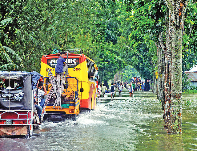 কুড়িগ্রাম-ভূরুঙ্গামারী মহাসড়কে উঠেছে বন্যার পানি। ভূরুঙ্গামারী, নাগেশ্বরী ও উলিপুর উপজেলার সড়ক যোগাযোগ বন্ধ হওয়ার উপক্রম হয়েছে। গতকাল ভাঙ্গামোড় এলাকায়।  ছবি: প্রথম আলো