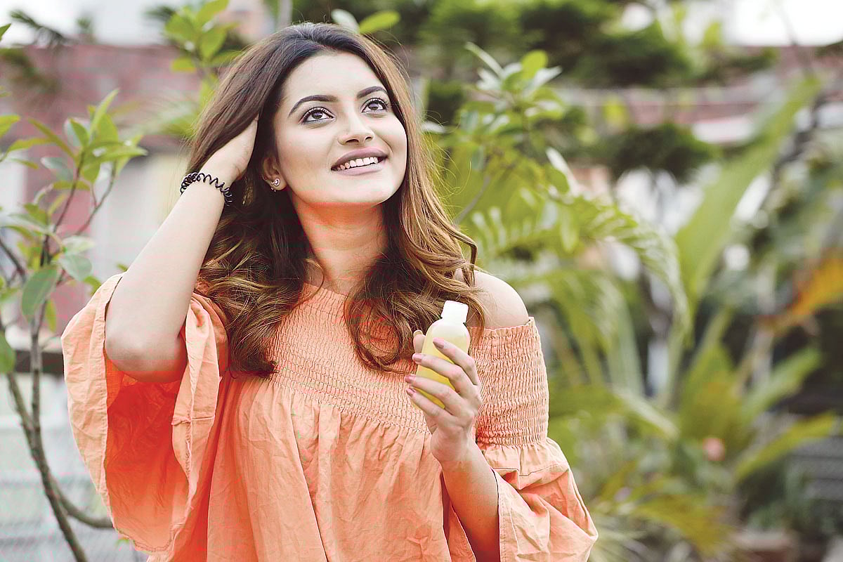 তেল ব্যবহারে চুল থাকে ভালো। মডেল: নাজিফা তুশি, ছবি: নকশা