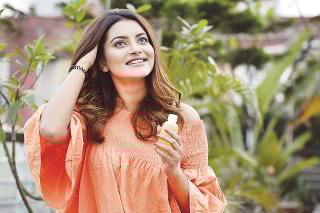 তেল ব্যবহারে চুল থাকে ভালো। মডেল: নাজিফা তুশি, ছবি: নকশা