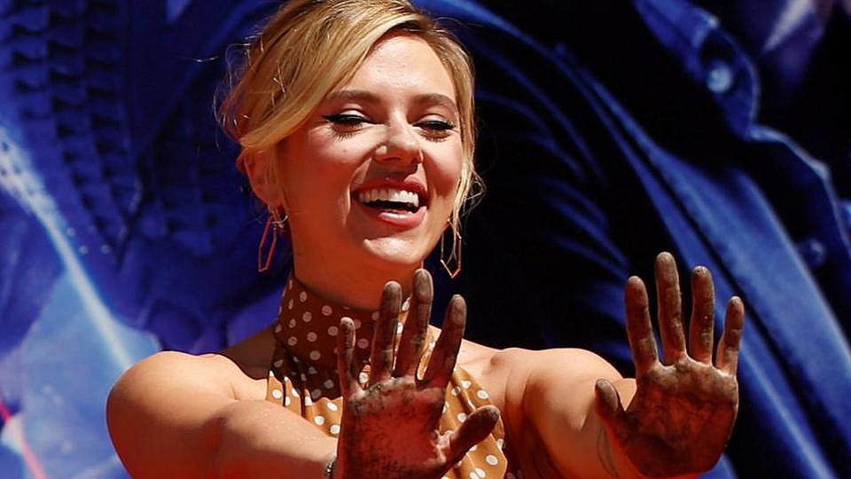 হলিউডের টিসিএল চাইনিজ থিয়েটারের একটি অনুষ্ঠানে গিয়েছিলেন স্কারলেট জোহানসন। ছবি: রয়টার্স