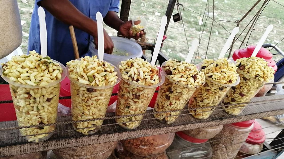 রাস্তার ধারের এমন মুড়িমাখা আপনি বাসাতেও করে খেতে পারেন। ছবি: বেনজীর আহমেদ