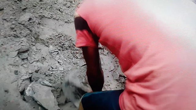 টাকা খুঁজতে ভোলায় মাটি খোড়া হচ্ছে। ছবি: সংগৃহীত