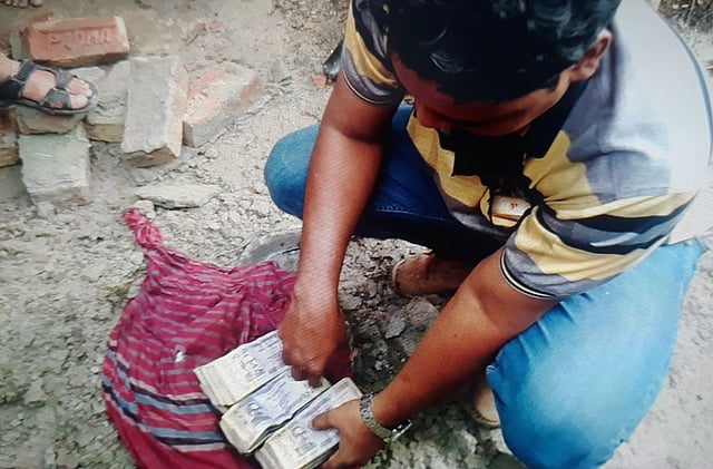 চুরি হওয়া ৫৭ লাখ টাকা মধ্য মাটির নিচে মিলল ২০ লাখ টাকা। ছবি: সংগৃহীত