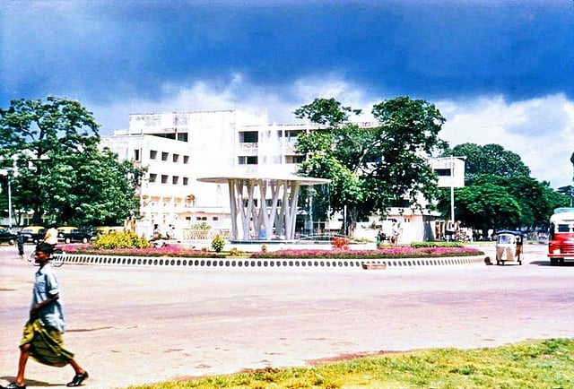 ষাটের দশকে সড়ক সম্মুখস্থ ফোয়ারাসহ হোটেল শাহবাগ। ছবি: সংগৃহীত