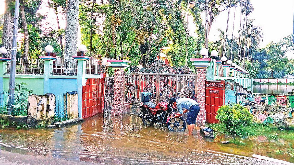 গাইবান্ধায় বন্যা পরিস্থিতির অবনতি হয়েছে। জেলা শহরের পি কে বিশ্বাস সড়কে জেলা প্রশাসকের বাসভবনেও উঠেছে পানি। গতকাল বিকেলে। ছবি: প্রথম আলো