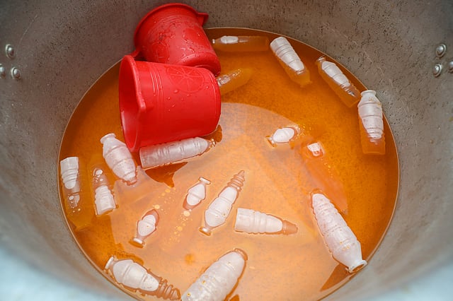 এই রঙিন পানি ভরা হয় জুসের বোতলে।