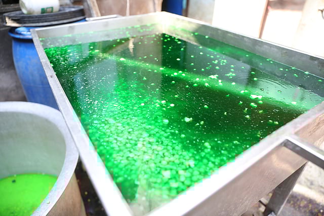 এই সবুজ রঙেই ডোবানো হয় মটর।