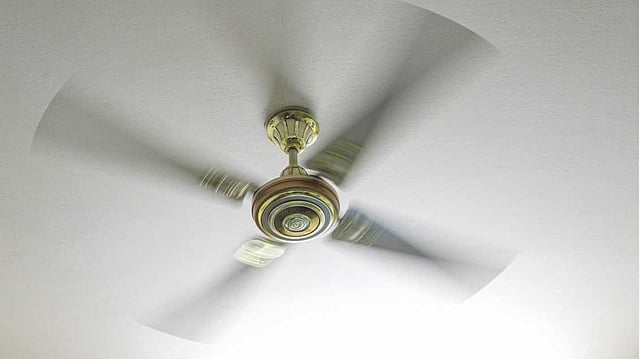 গরমে সিলিং ফ্যানের বাতাসে শরীর জুড়ায়। ছবি: অধুনা