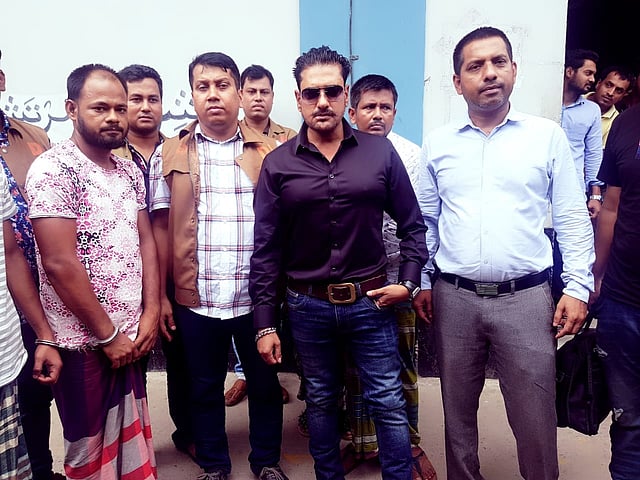 আসামি গাড়িচালক শহীদের সঙ্গে চিত্রনায়ক অনন্ত জলিল। ছবি: সংগৃহীত