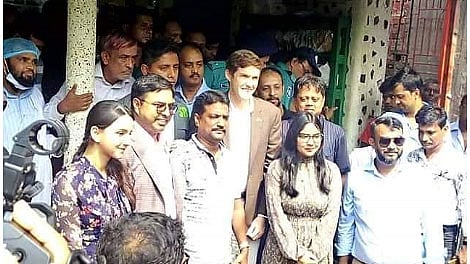 পুরোনো ঢাকার বিভিন্ন এলাকা পরিদর্শন শেষে ঢাকায় নিযুক্ত মার্কিন রাষ্ট্রদূত রবার্ট মিলার ও ঢাকা দক্ষিণ সিটি করপোরেশনের মেয়র সাঈদ খোকন। ছবি: সংগৃহীত