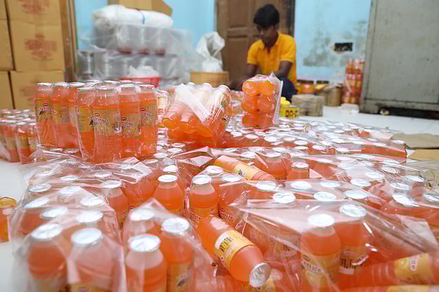 বাজারজাত করার জন্য তৈরি রং দেওয়া ‘জুস’।