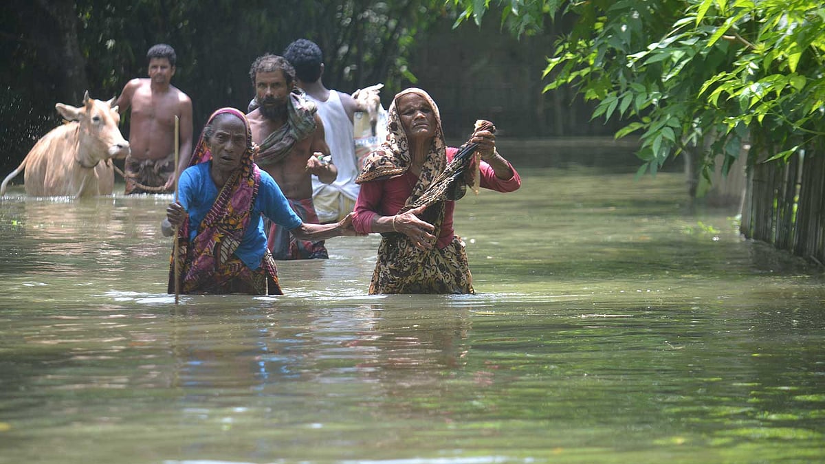 কুড়িগ্রামের উলিপুর উপজেলার বুড়াবুড়ি ইউনিয়নের অনেক এলাকাই প্লাবিত হয়ে গেছে। গতকাল বুধবার তোলা। ছবি: সফি খান