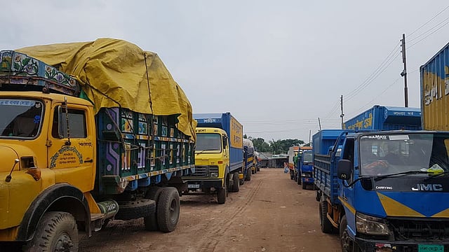 মাদারীপুরের কাঁঠালবাড়ি ফেরিঘাটে যানবাহনের দীর্ঘ সারি। ছবি: অজয় কুণ্ডু