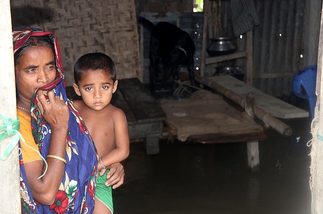 মায়ের সঙ্গে আতঙ্কিত শিশু