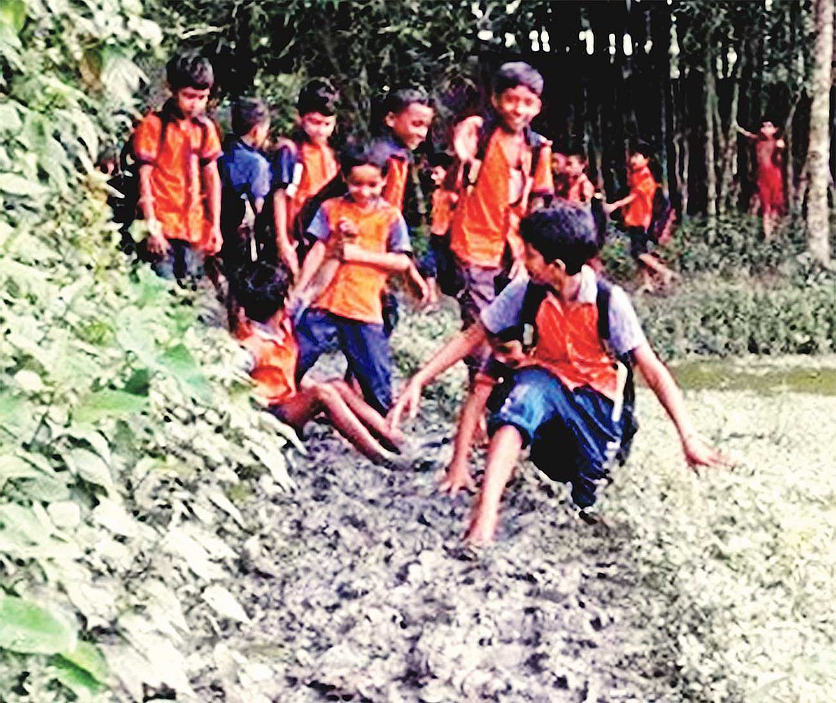 হোসেনপুরের গোবিন্দপুর ইউনিয়নের দক্ষিণ মাধখলা এ আর খাঁন প্রাথমিক বিদ্যালয়ের শিক্ষার্থীদের দুর্ভোগ। বিদ্যালয়ে যাওয়ার পথে কাদায় লুটোপুটি তাদের। সোমবারের ছবি। প্রথম আলো