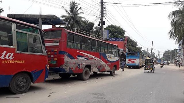 সিরাজগঞ্জ জেলায় অনির্দিষ্টকালের ধর্মঘট শুরু হওয়ায় বন্ধ হয়ে আছে বাস। ছবি: প্রথম আলো