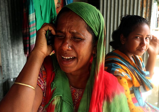 মুঠোফোনে আপনজনকে জানানো হচ্ছে বানভাসি জীবনের কষ্টের কথা