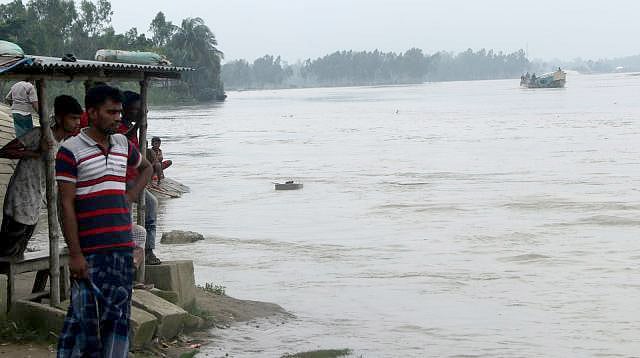 যমুনা নদীর পানি বগুড়ায় বিপৎসীমার ৩০ সেন্টিমিটার ওপর দিয়ে প্রবাহিত হচ্ছিল। রৌহদহ, সারিয়াকান্দি, বগুড়া, ১৪ জুলাই। প্রথম আলোর ফাইল ছবি