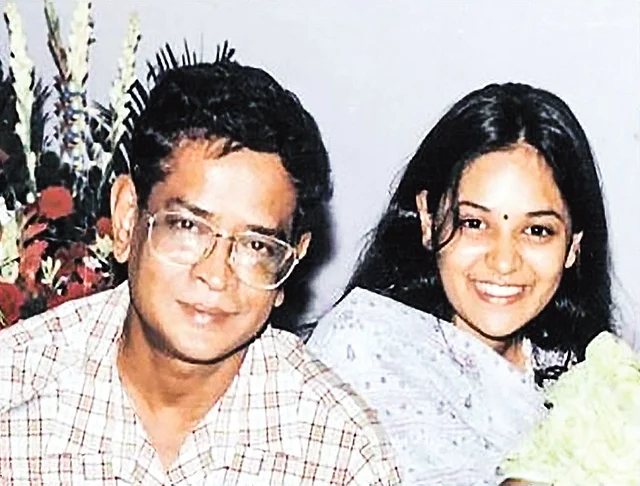 বাবা হ‌ুমায়ূন আহমেদের সঙ্গে মেয়ে শীলা আহমেদ। ছবি: সংগৃহীত