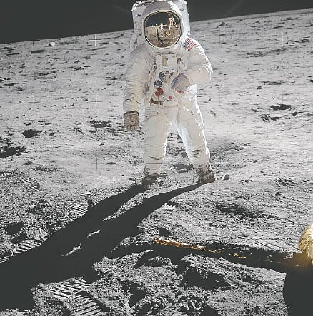 চাঁদের মাটিতে বাজ অলড্রিন