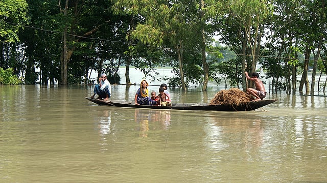 বন্যায় ভাসছে মানুষ, বাড়িঘর, স্কুল-কলেজ, রাস্তাঘাট। সব তলিয়ে গেছে বানের পানিতে