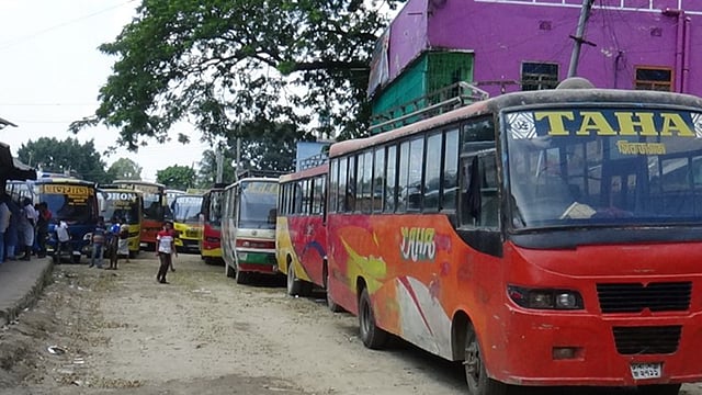 তৃতীয় দিনের মতো ধর্মঘট পালন করছে সিরাজগঞ্জ জেলা মালিক শ্রমিক ঐক্য পরিষদ। ছবি: প্রথম আলো