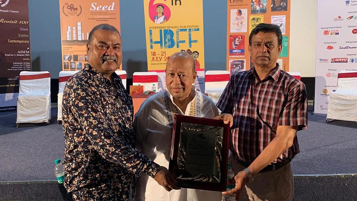 হায়দরাবাদ বাংলা চলচ্চিত্র উৎসবে ফরিদুর রেজা সাগরকে বিশেষ সম্মাননা দেওয়া হয়। ছবিতে আরও আছেন অভিনেতা শহীদুল আলম সাচ্চু ও চলচ্চিত্র পরিচালক সমিতির সভাপতি মুশফিকুর রহমান গুলজার