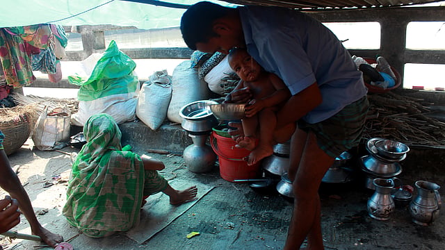 ভয়াবহ বন্যায় ভাসছে মানুষ, একটু আশ্রয়ে