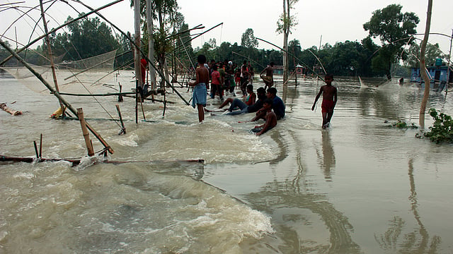 বানের পানি গড়াচ্ছে সড়কে