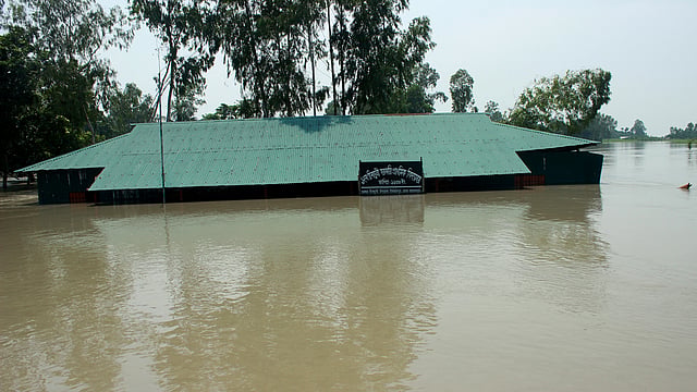 বন্যায় ক্ষতিগ্রস্ত প্রতিষ্ঠান