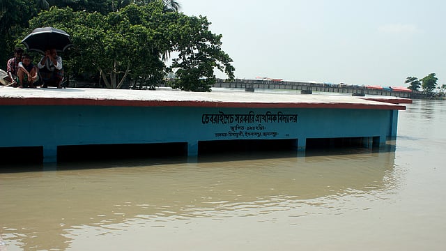 ডুবে যাওয়া স্কুল