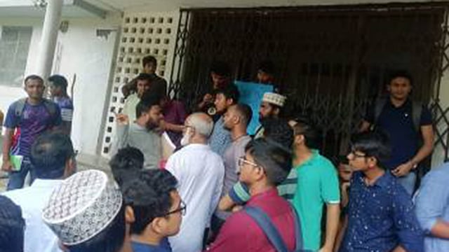 রাজধানীর সাত সরকারি কলেজের ঢাকা বিশ্ববিদ্যালয়ে অধিভুক্তি বাতিলের দাবিতে বিশ্ববিদ্যালয়ের একাডেমিক ও প্রশাসনিক ভবনগুলোতে তালা ঝুলাতে গেলে শিক্ষার্থীদের বাধা দেন কর্মচারীরা৷ ছবি: আসিফ হাওলাদার