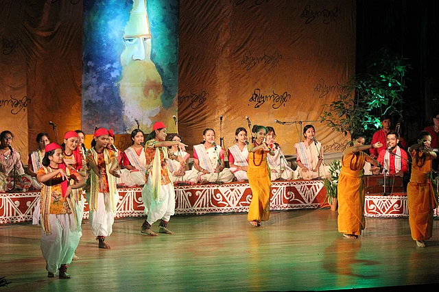 রবীন্দ্র উৎসবের সমাপনী সন্ধ্যায় গানের সুরে তাল রেখে পরিবেশিত হয় নাচ । ছবি: প্রথম আলো