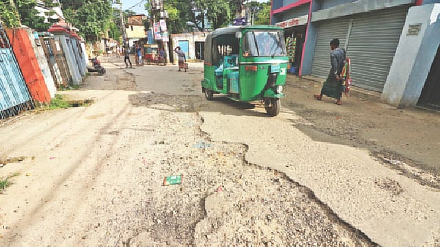 সিলেট নগরের চালিবন্দর এলাকায় ভাঙাচোরা সড়ক। গত শুক্রবার বিকেলে।  ছবি: প্রথম আলো