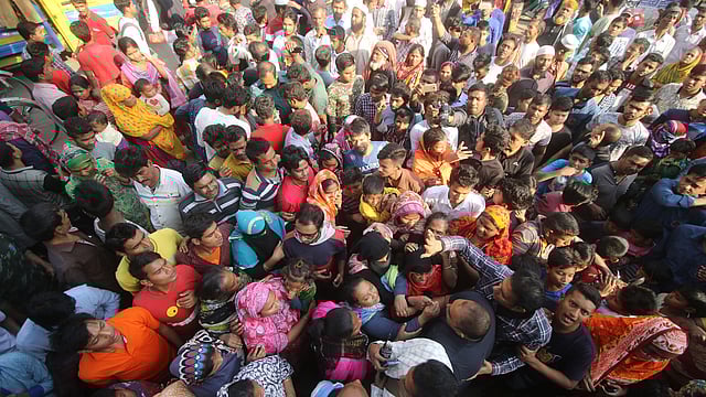 হত্যা ও ধর্ষণের জন্য অভিযুক্ত নাহিদের গ্রেফতারের দাবিতে গত ৭ জানুয়ারি গেন্ডারিয়া থানা ঘেরাও করেন এলাকাবাসী। ছবি: আবদুস সালাম