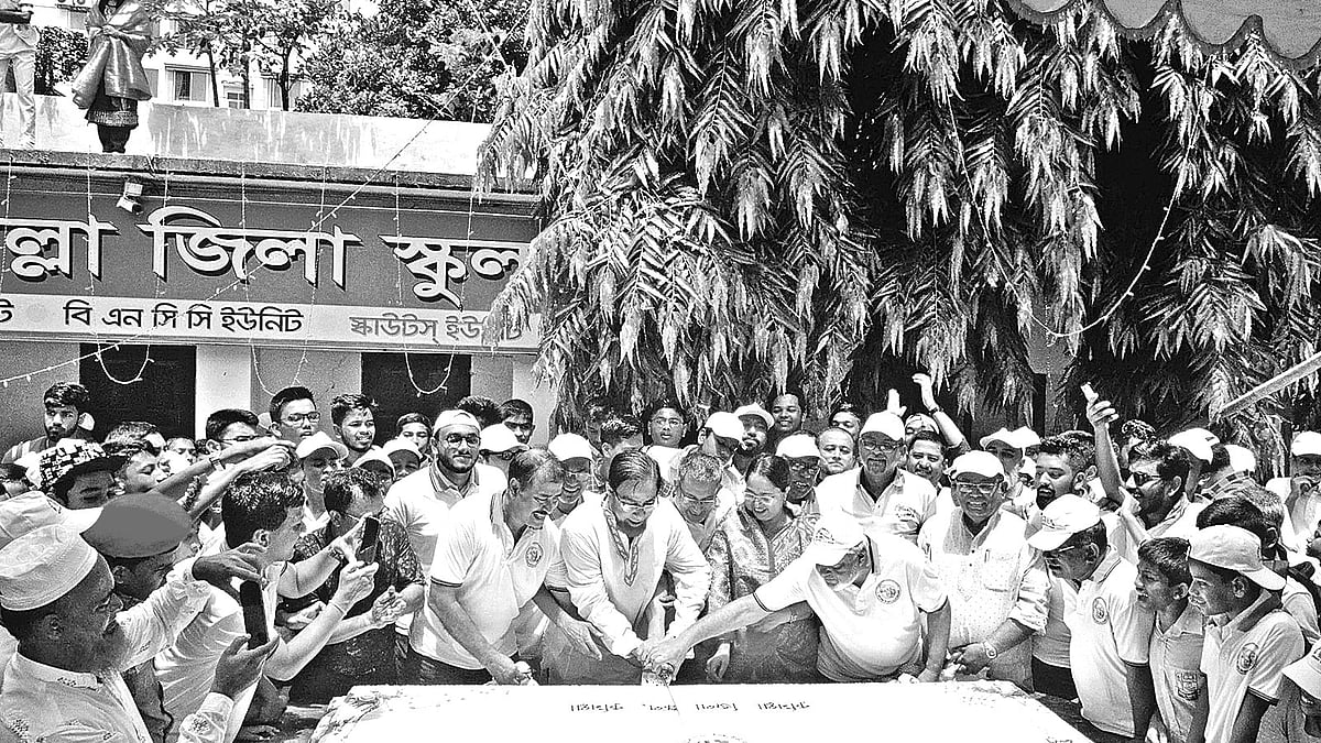 কুমিল্লা জিলা স্কুলের ১৮২ বছর পূর্তিতে কেক কাটা হয়। গতকাল বেলা ১১টার দিকে বিদ্যালয় ক্যাম্পাসে। ছবি: প্রথম আলো