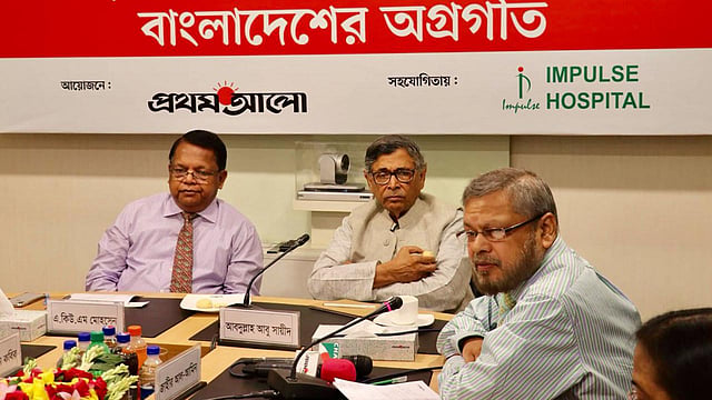 প্রথম আলো কার্যালয়ে ‘গ্যাস্ট্রোলিভারের আধুনিক চিকিৎসায় বাংলাদেশের অগ্রগতি’ শীর্ষক গোলটেবিল বৈঠকে আলোচকেরা। ছবি: প্রথম আলো