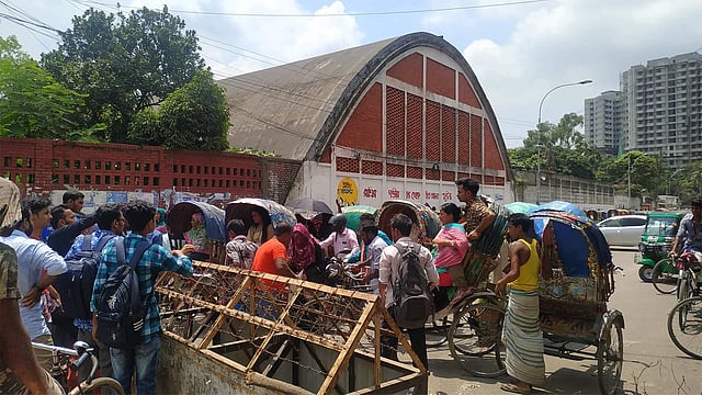 আন্দোলনরত শিক্ষার্থীরা আজ টিএসসির কাছের রাস্তাটিও বন্ধ করে দেন। ছবি: আসিফ হাওলাদার