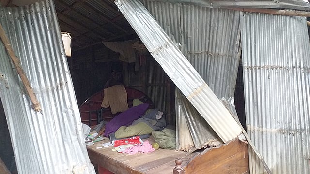 চট্টগ্রামের আনোয়ারা বন্য হাতির আক্রমণে ভাঙা ঘরবাড়ি। ছবি: মোরশেদ হোসেন